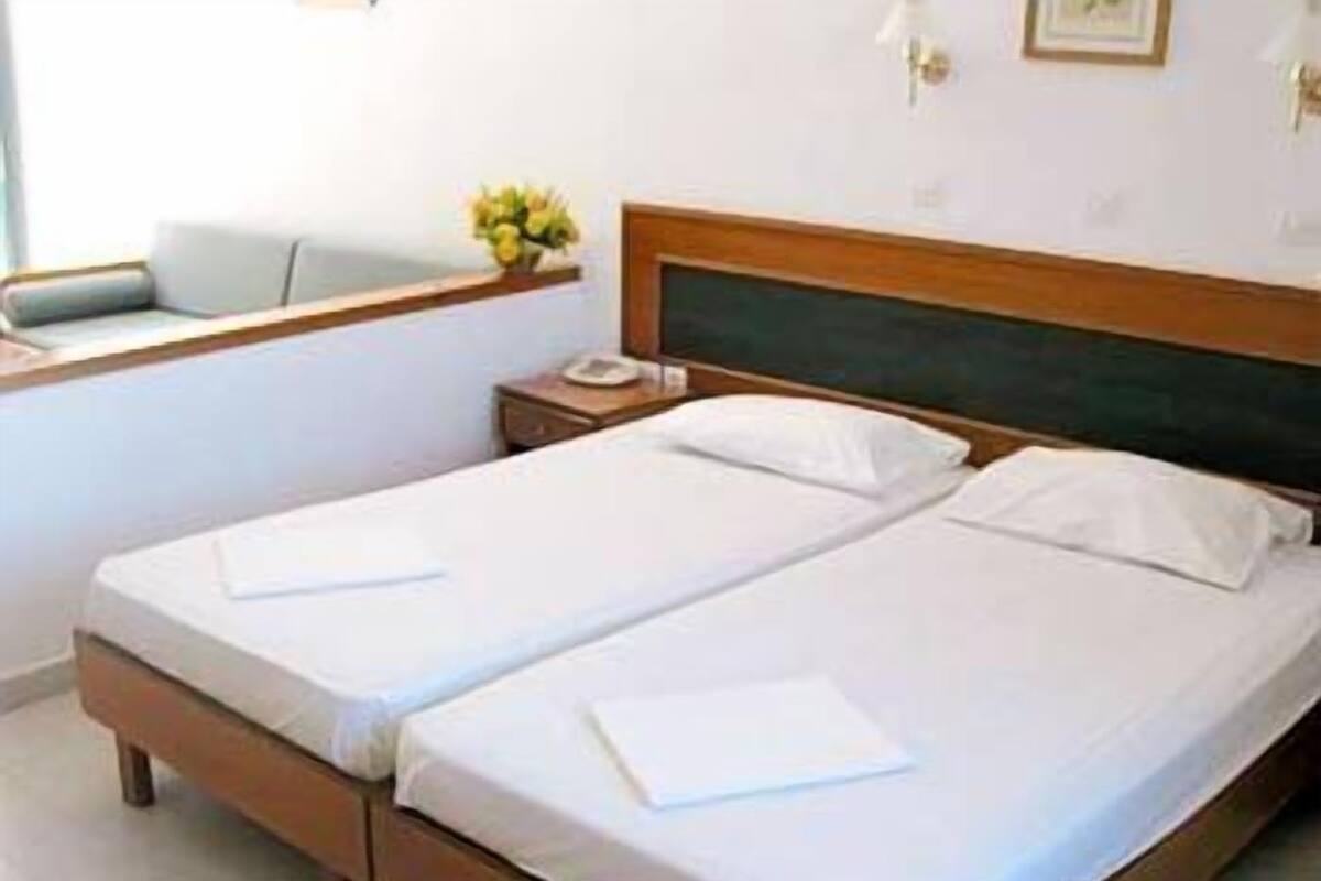 خزنة داخل الغرفة وتجهيزات عازلة للصوت وأسرّة أطفال/رضّع (مجانًا)