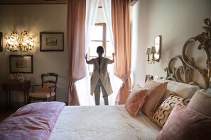 Royal Double Room, Hot Tub | Living area | Flat-screen TV - Palazzo Malaspina (Barberino Tavarnelle)