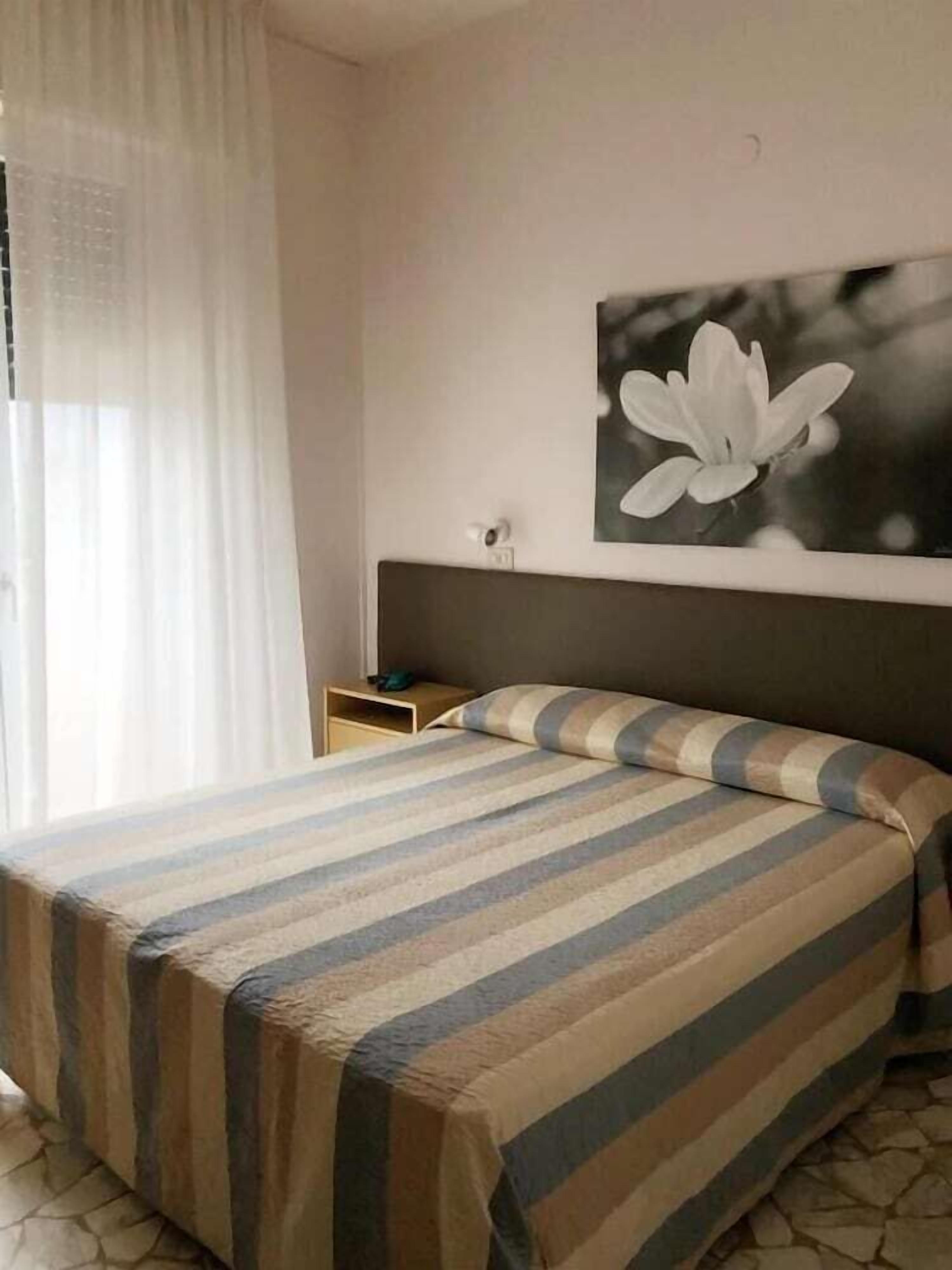 Caja de seguridad en la habitación y escritorio 