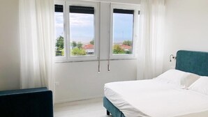 Deluxe Room, Sea View | Peti besi dalam bilik, meja, ruang kerja komputer riba, kalis bunyi 