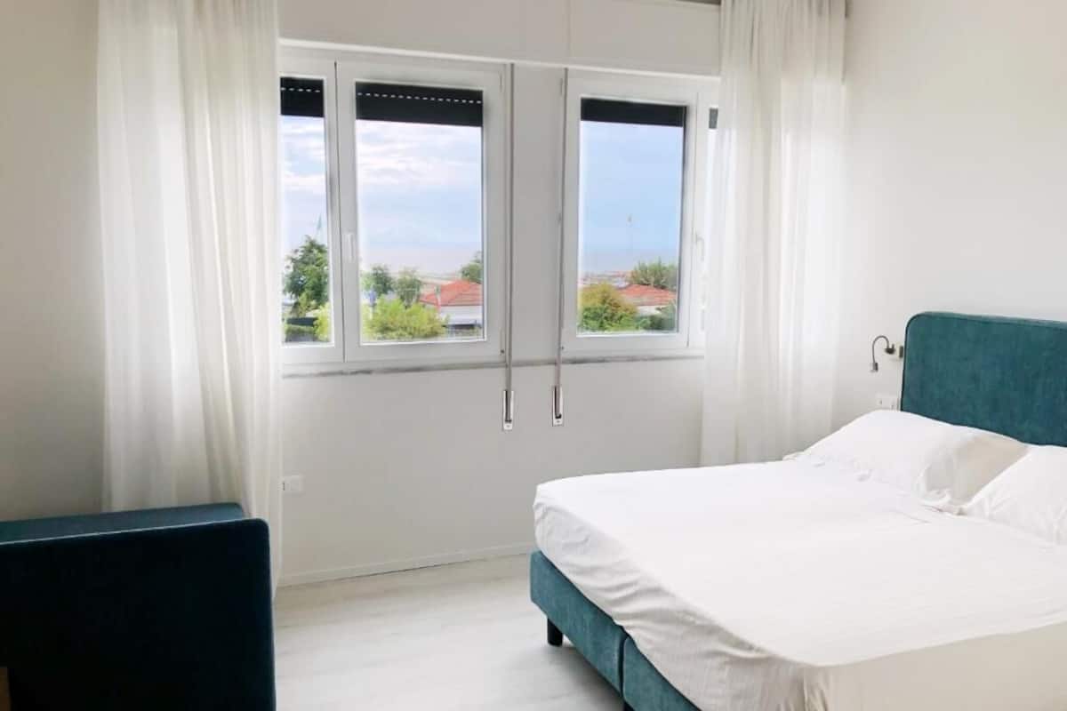 Phòng Deluxe, quang cảnh biển | Két bảo mật tại phòng, bàn, phòng cách âm