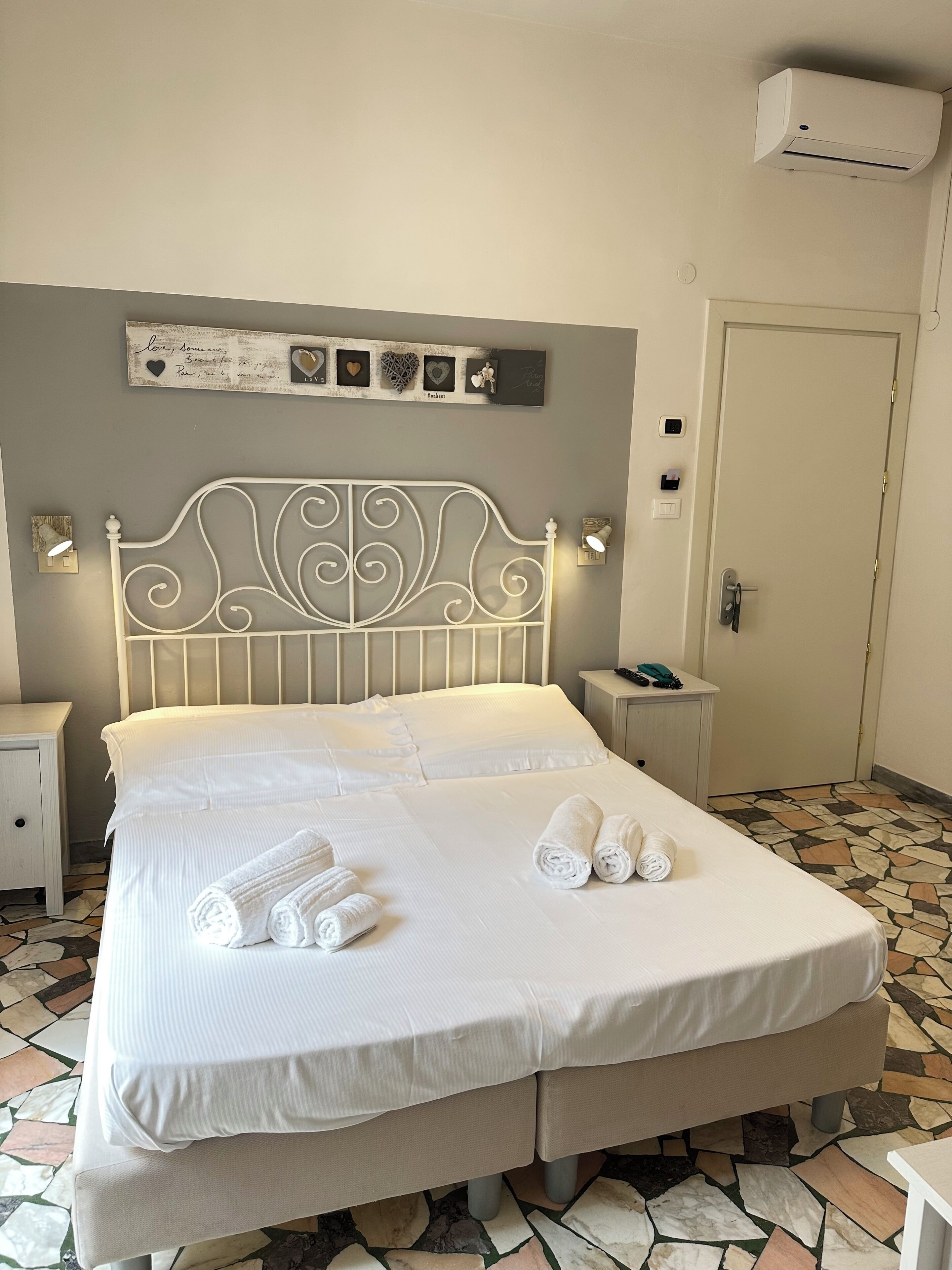 Habitación estándar con 1 cama doble o 2 individuales | Caja fuerte, escritorio, espacio para trabajar con un portátil