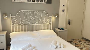 Habitación estándar con 1 cama doble o 2 individuales | Caja fuerte, escritorio, espacio para trabajar con un portátil