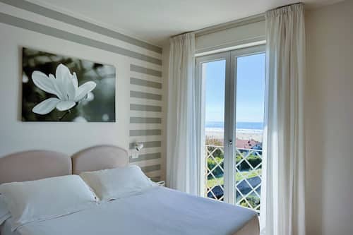 Familien-Vierbettzimmer, Meerblick | Zimmersafe, Schreibtisch, schallisolierte Zimmer, kostenloses WLAN