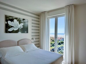 Family Quadruple Room, Sea View | In-room safe, desk, soundproofing, free WiFi - Hotel Bencista (Pietrasanta)