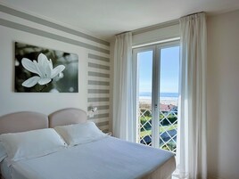 家庭四人房, 海景 | 客房内保险箱、办公桌、隔音、免费 WiFi