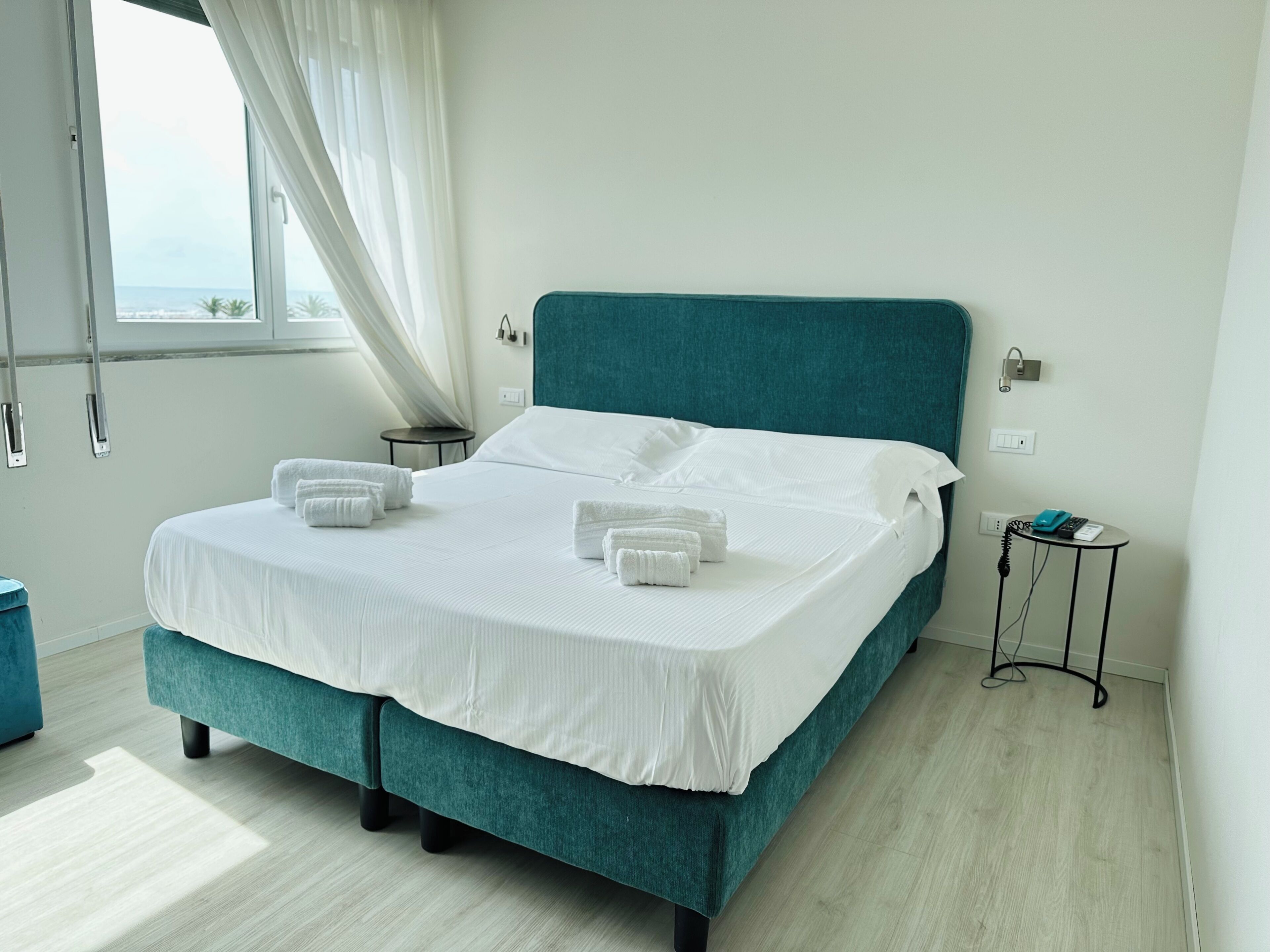 Deluxe-Zimmer, Meerblick | Zimmersafe, Schreibtisch, laptopgeeigneter Arbeitsplatz