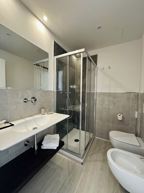 Standaard kamer, 1 twee- of 2 eenpersoonsbedden | Badkamer | Een douche, gratis toiletartikelen, een haardroger, pantoffels
