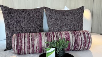 Geluiddichte muren, een strijkplank/strijkijzer, gratis babybedden