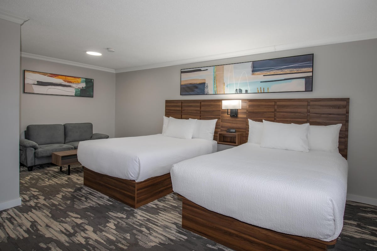 Habitación, 2 camas Queen size | Insonorización, tabla de planchar con plancha y cunas gratuitas