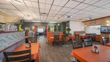 Déjeuner, dîner et souper servis sur place