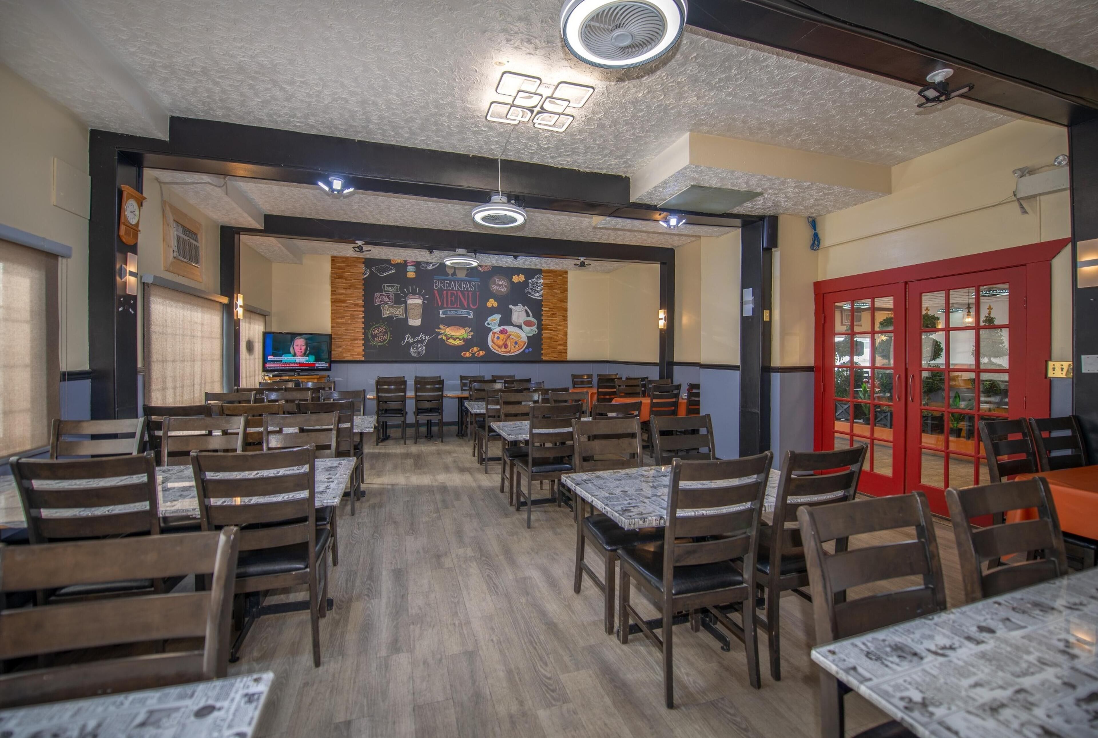 朝食、ランチ、ディナーに営業