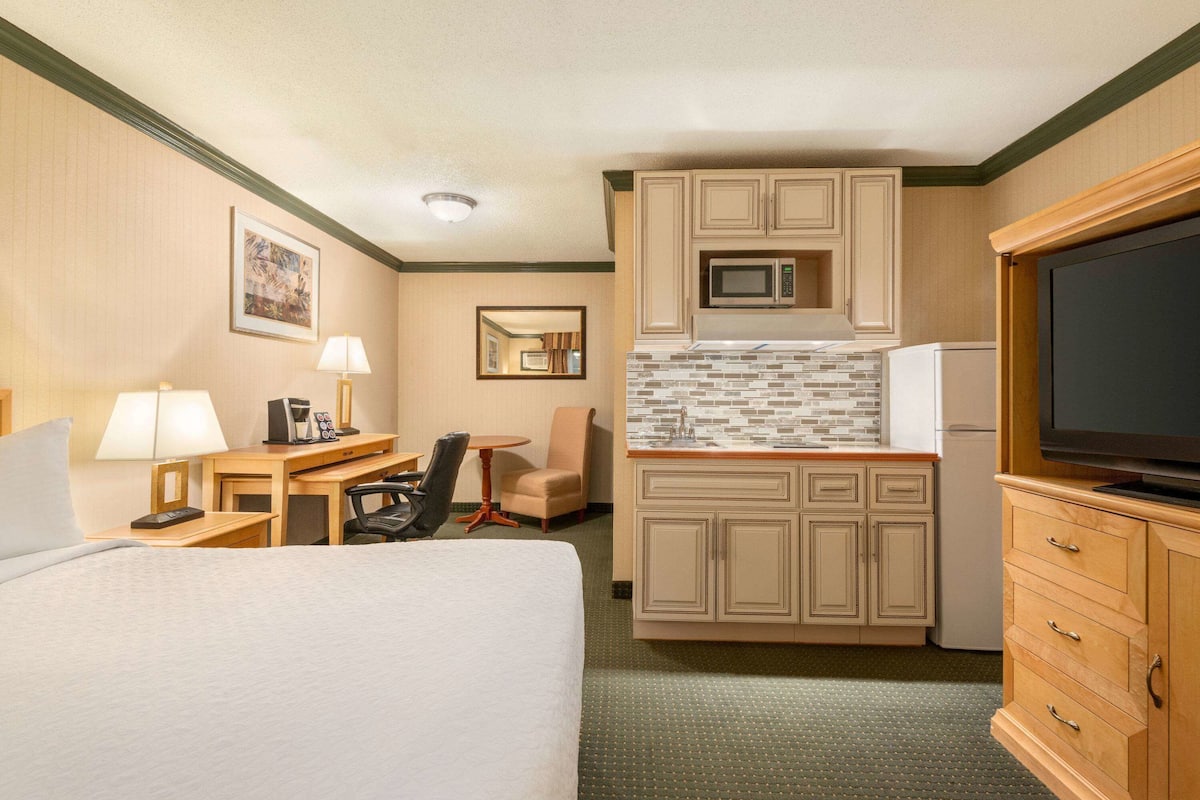 fridge, microwave, coffee/tea maker