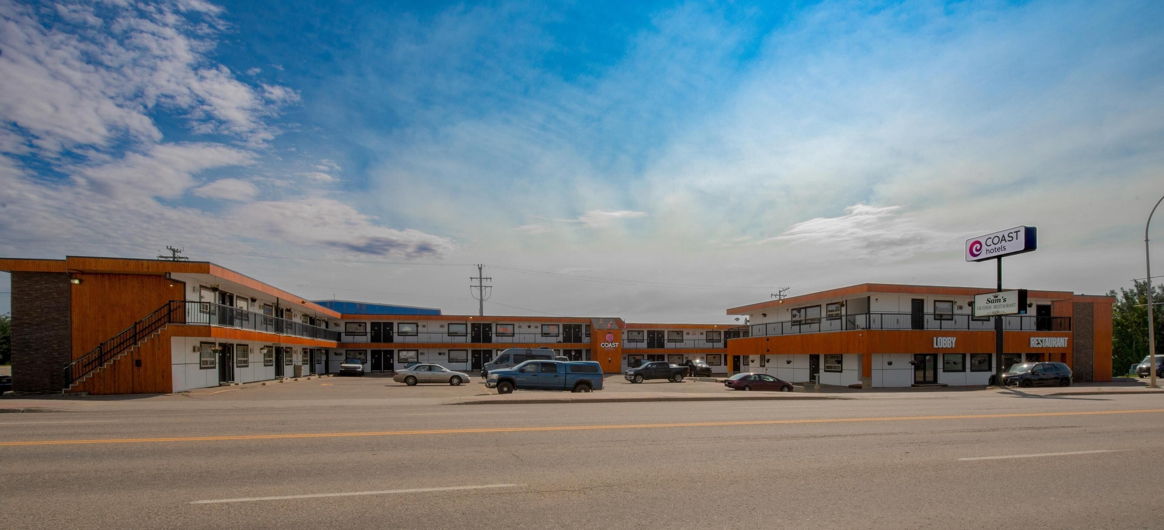 Un motel comprenant plusieurs étages, un hall d’accueil et un restaurant.