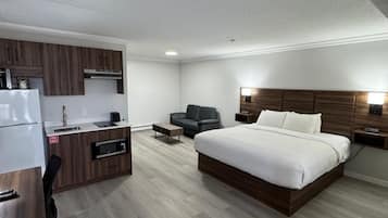 Premium Room, 1 King Bed, Kitchenette | Soundproofing, iron/ironing board, free cribs/infant beds, free WiFi