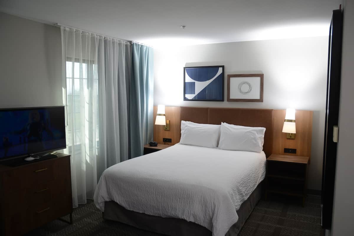 Studio Suite, 1 Katil Ratu (Queen), Kitchen | 1 bilik tidur, peti besi dalam bilik, meja, ruang kerja komputer riba