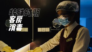 Une personne nettoie un évier à l’aide d’un vaporisateur et de gants.