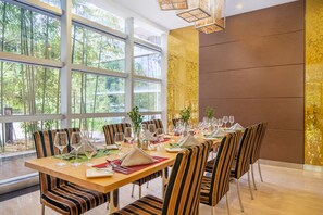 2 restaurants, breakfast, lunch, dinner served; Chinese cuisine 