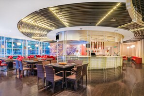 2 restaurantes; se sirven desayunos, almuerzos, cenas y cocina china 
