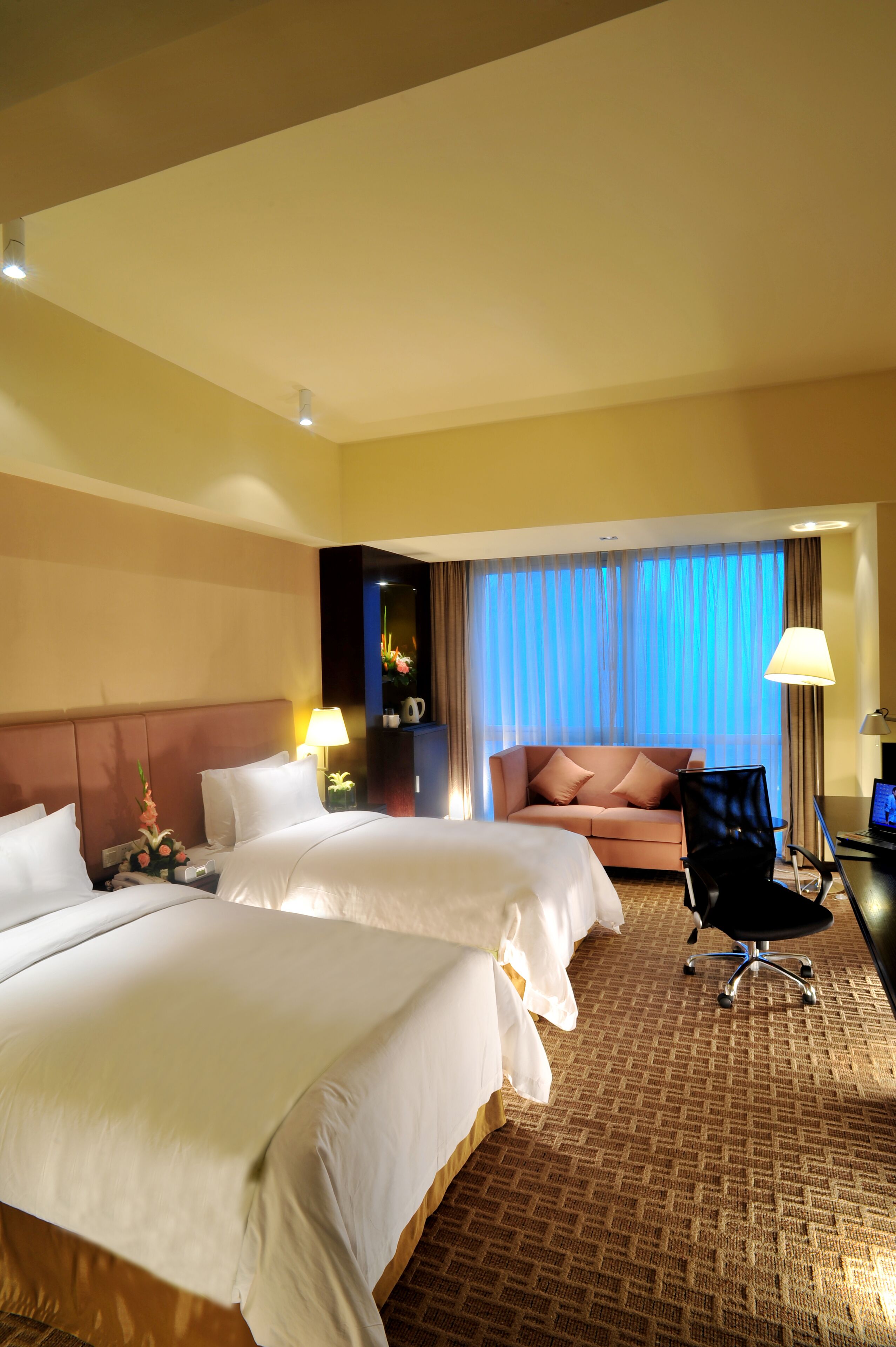 2 twin beds standard | 1 bedroom, down duvets, minibar, in-room safe