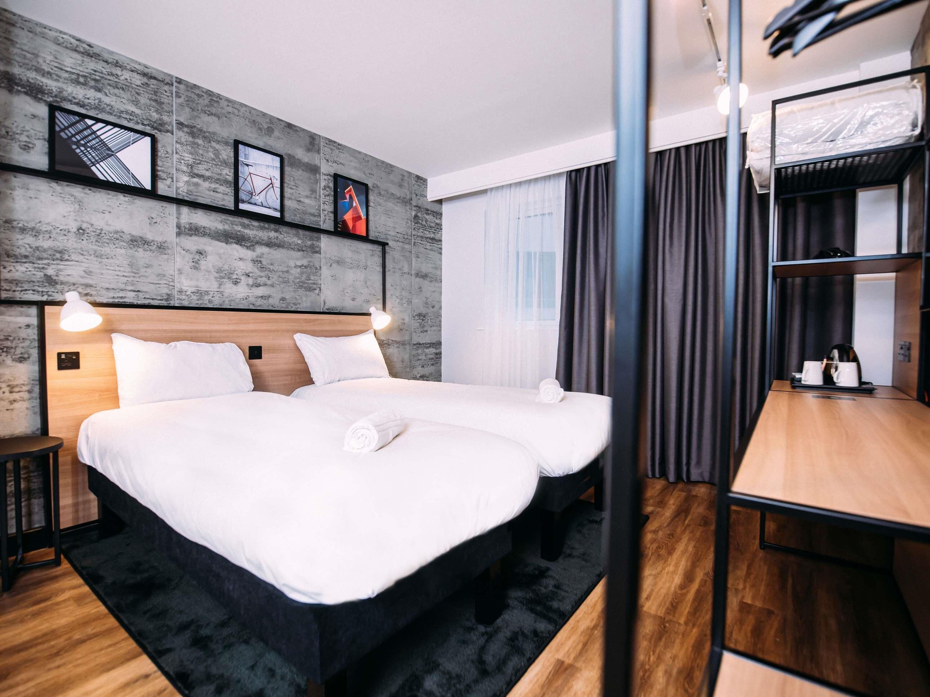 Escritorio, tabla de planchar con plancha, wifi gratis y ropa de cama