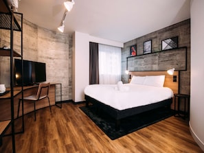 Room, 1 Double Bed | Desk, iron/ironing board, free WiFi, bed sheets
