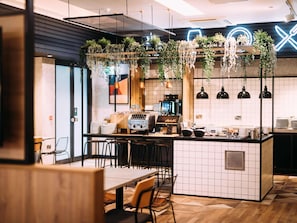 Café da manhã com buffet diário (GBP 14.50 por pessoa)