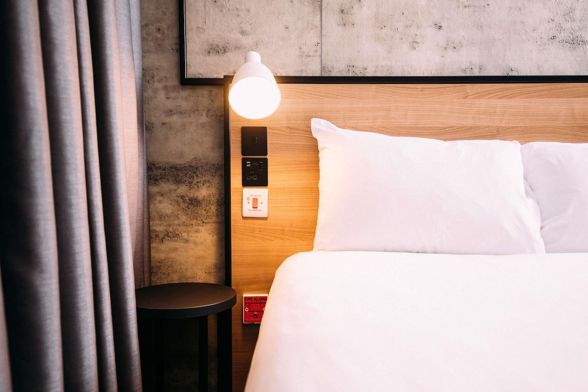 Rom, 1 dobbeltseng, tilgjengelighetstilpasset (Accessible) | Skrivebord, strykejern/-brett, wi-fi (inkludert) og sengetøy