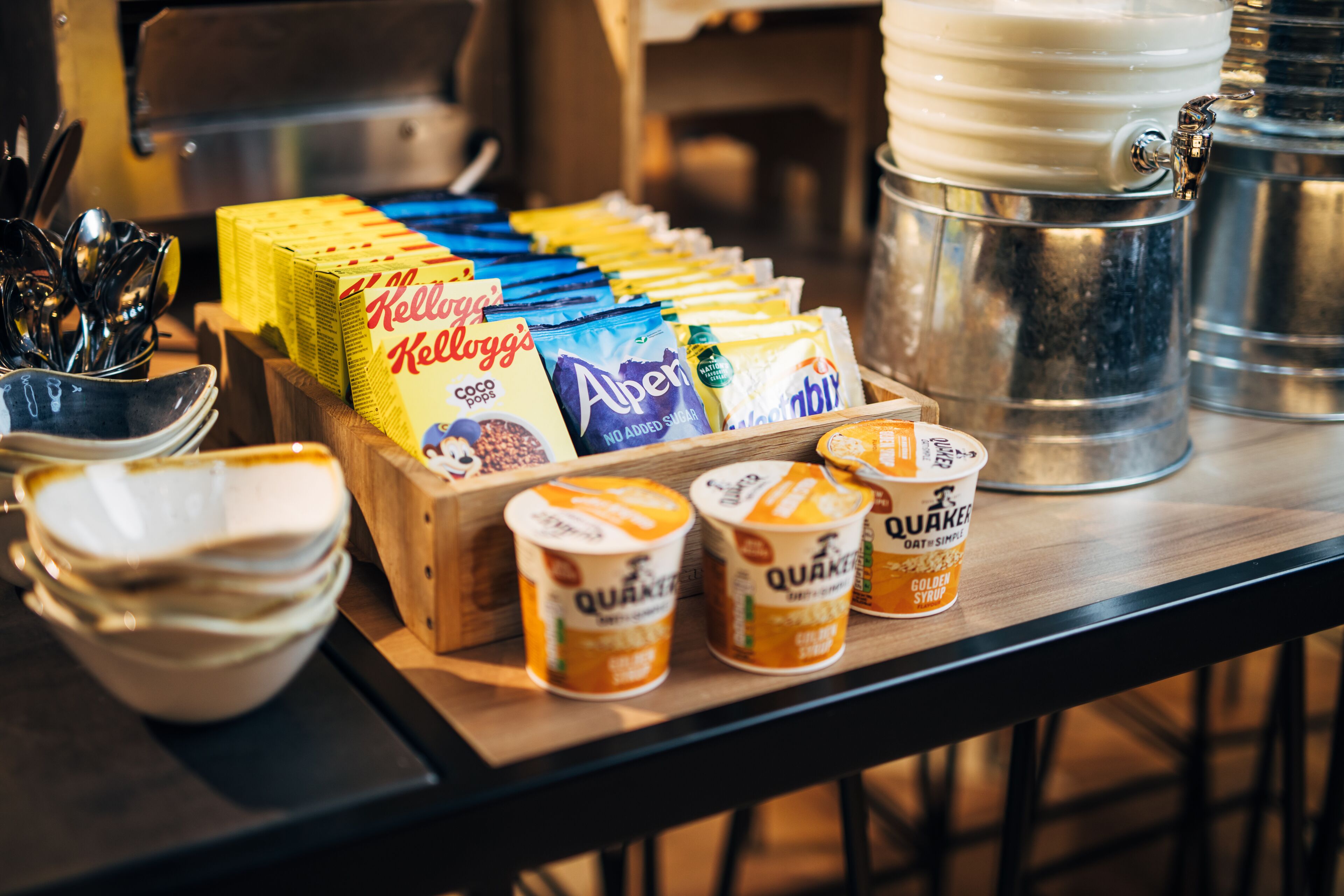 Un bufé de desayuno con diferentes alimentos y recipientes.