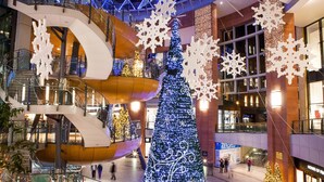 A multi-level shopping mall with a large Christmas tree and snowflake decorations. - ibis Belfast City Centre (Belfast)