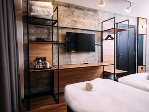 Escritorio, tabla de planchar con plancha, wifi gratis y ropa de cama