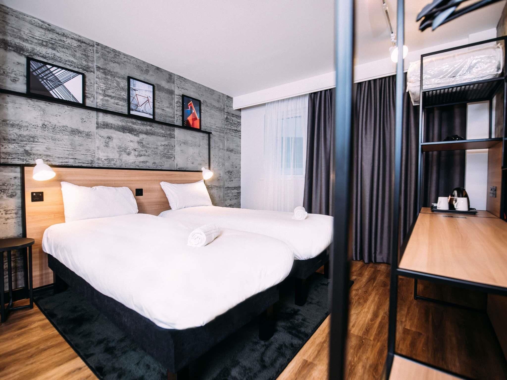 Chambre avec lits jumeaux, 2 lits une place | Bureau, fer et planche à repasser, Wi-Fi gratuit, draps fournis