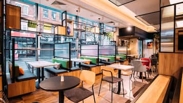 Lunsj og middag serveres