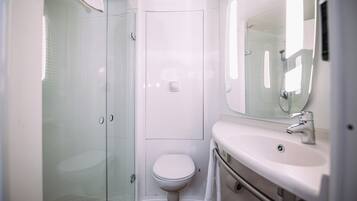 Kamer, 1 tweepersoonsbed, toegankelijk voor mindervaliden (Accessible) | Badkamer | Een douche, milieuvriendelijk toiletgerief, een haardroger, handdoeken