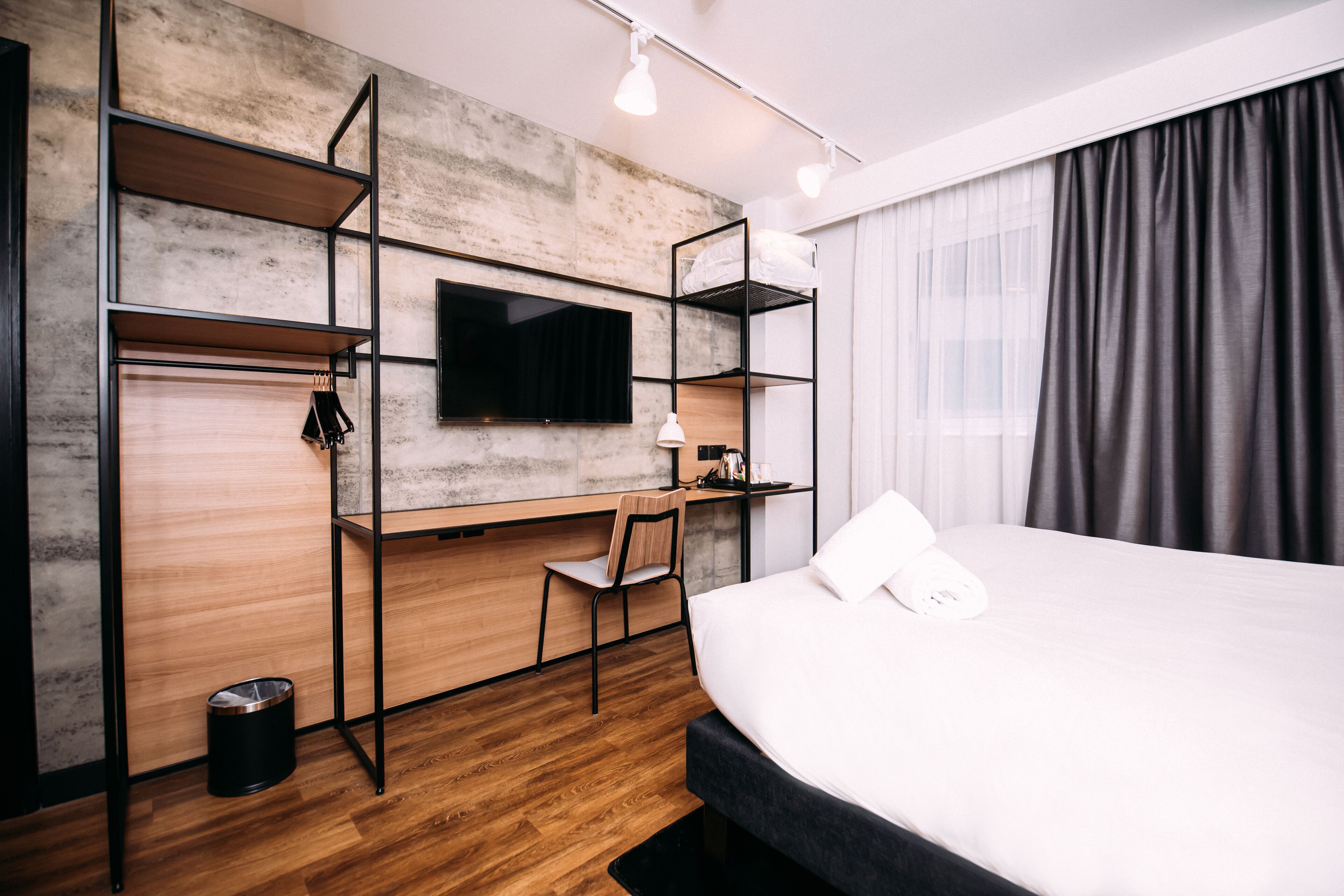 room, 1 double bed | desk, iron/ironing board, free wifi, bed sheets