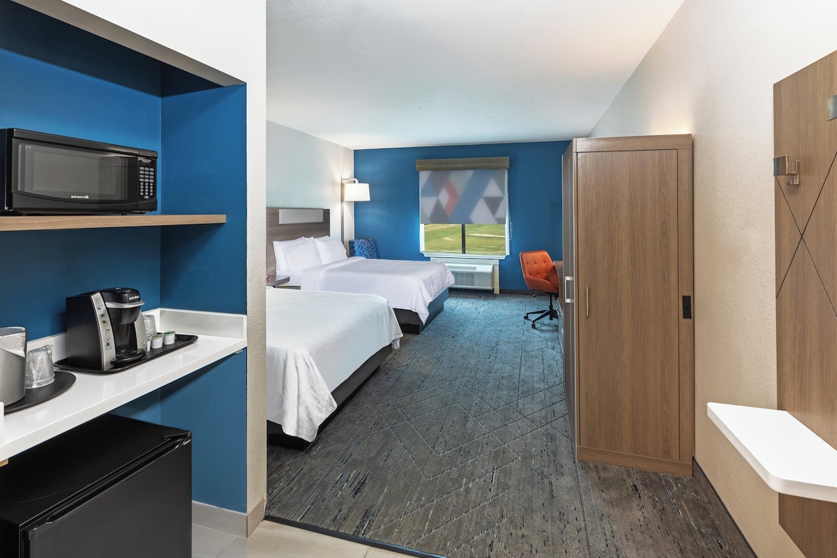 Premium bedding, down comforters, desk, laptop workspace