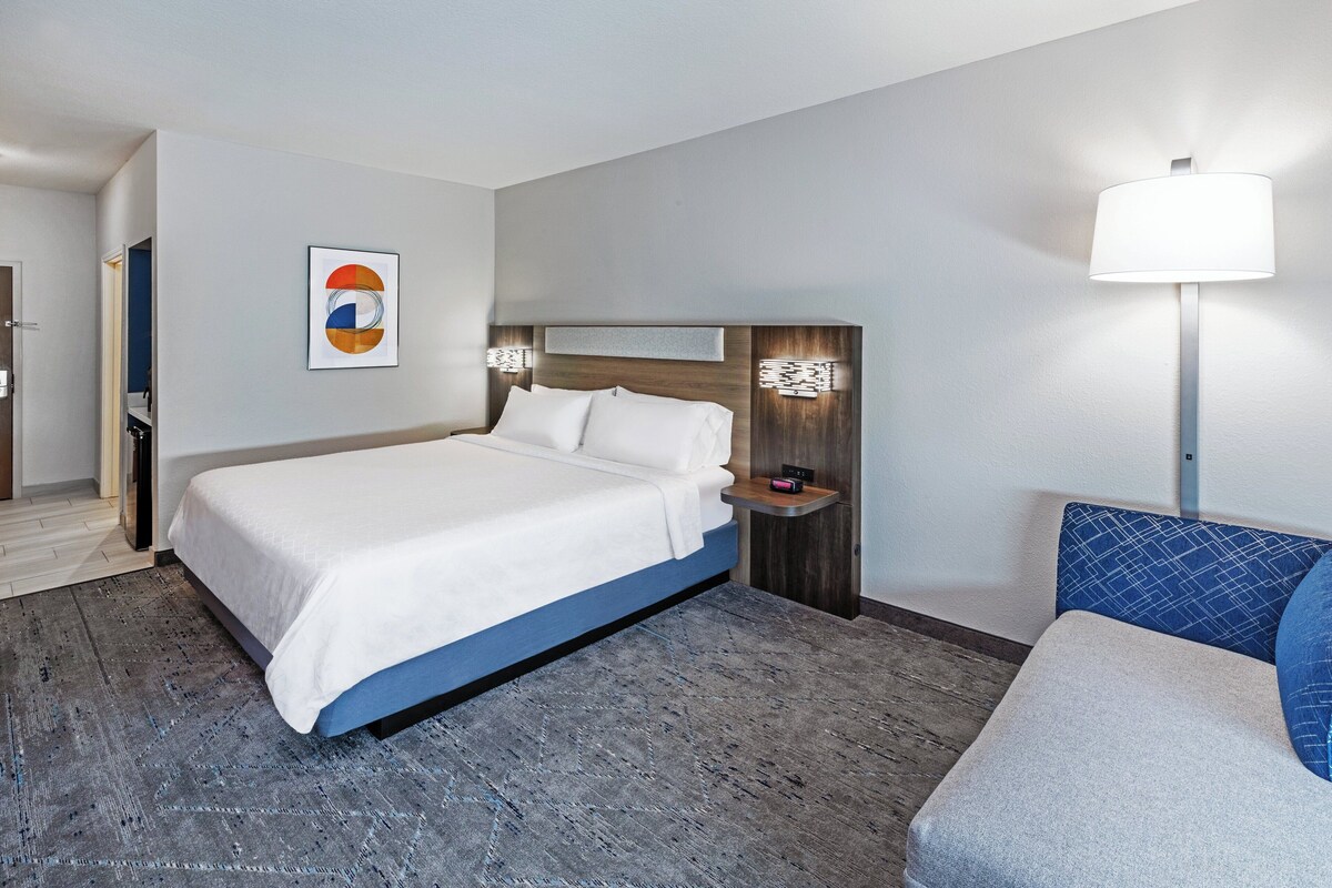 Premium bedding, down comforters, desk, laptop workspace