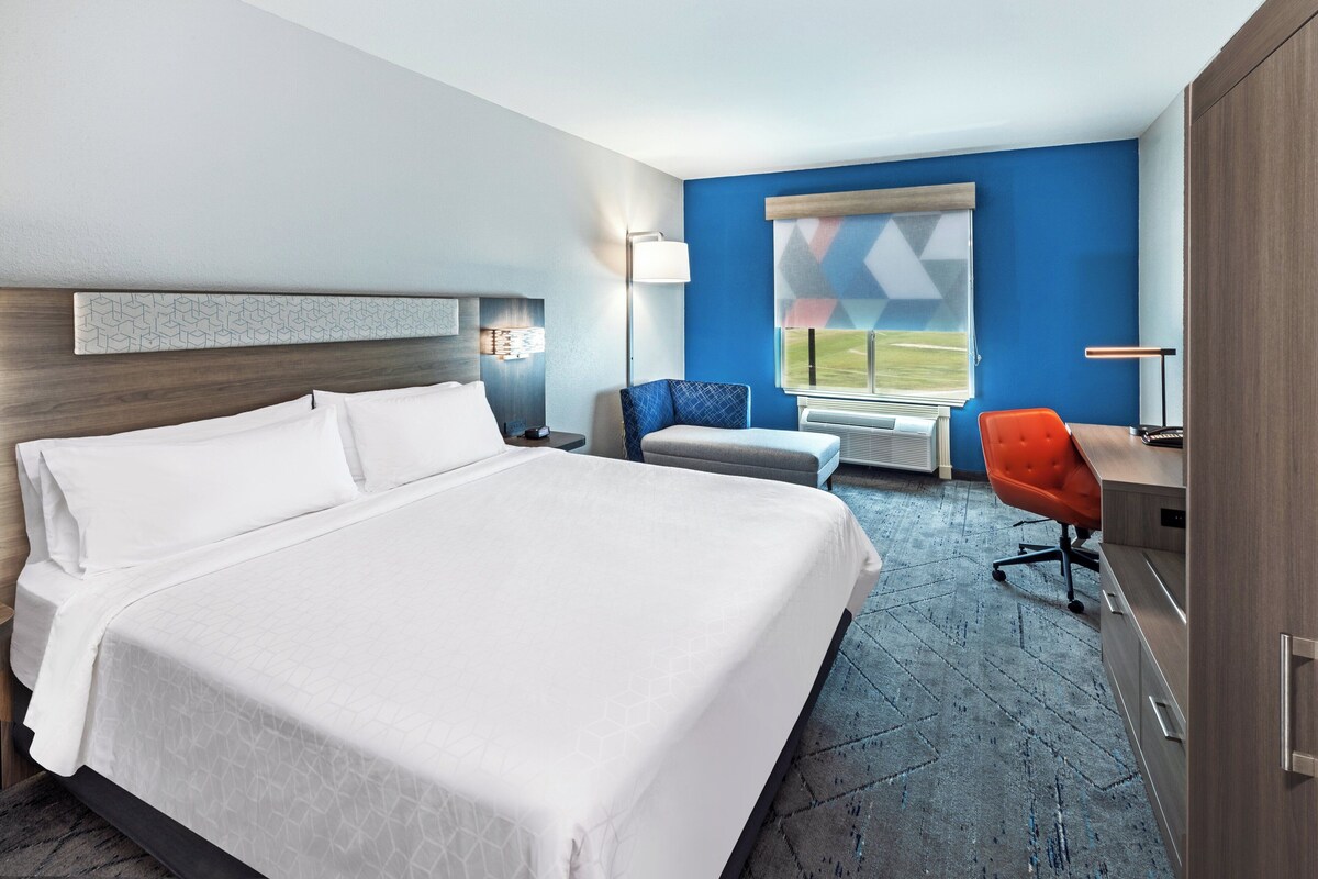 Premium bedding, down comforters, desk, laptop workspace
