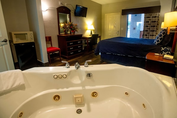 Suite, 1 King Bed, Non Smoking, Jetted Tub | Premium bedding, desk, iron/ironing board, free WiFi - Magnolia Inn And Suites (Magnolia)