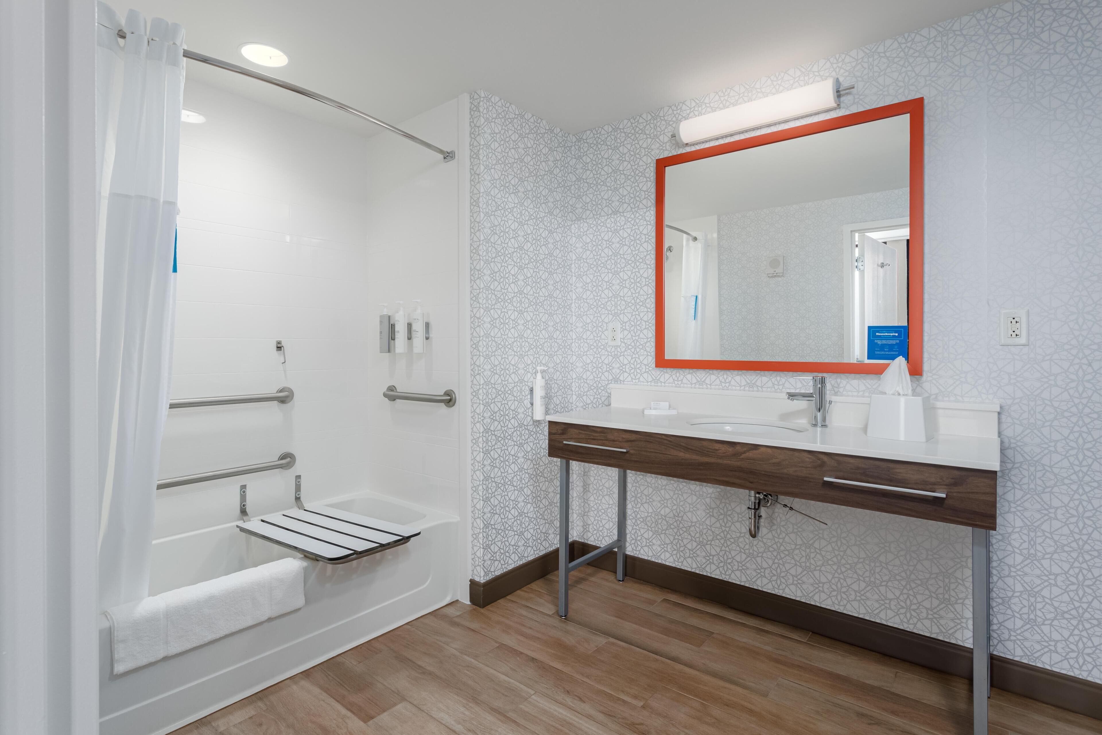 2 Queens direct beach view, Accessible Tub, Studio | Bathroom | Combined shower/tub, hair dryer, towels