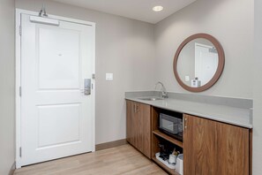 In-room safe, laptop workspace, blackout drapes, iron/ironing board