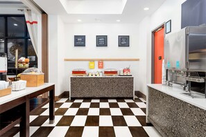 Free daily buffet breakfast - Hampton Inn & Suites Orange Beach/Gulf Front (Orange Beach)