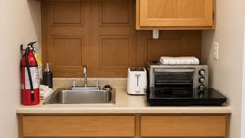 Habitación Premium, 2 camas Queen size, para no fumadores (Kitchenette) | Ropa de cama hipoalergénica y escritorio