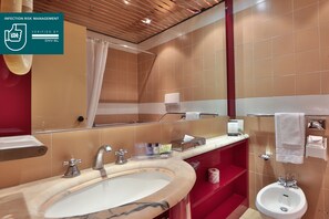 Combined shower/bathtub, rainfall showerhead, free toiletries