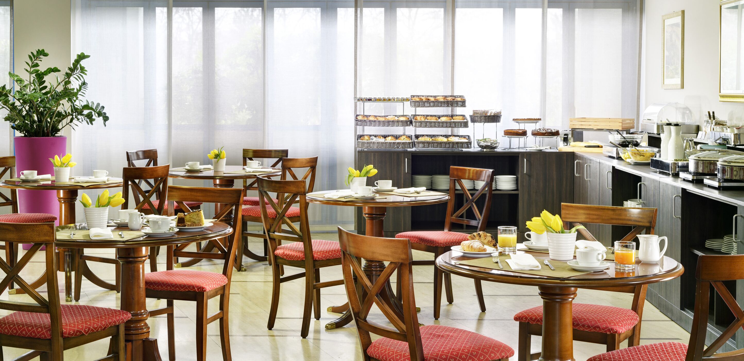 Sarapan bufet setiap hari (EUR 10 seorang) 