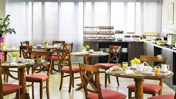 Dagelijks ontbijtbuffet (EUR 10 per persoon)