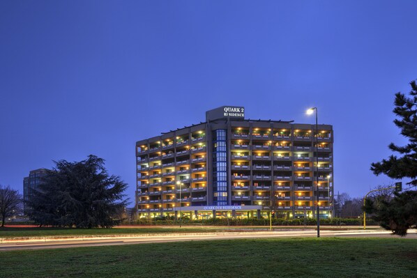 Overnatningsstedets facade – aften/nat