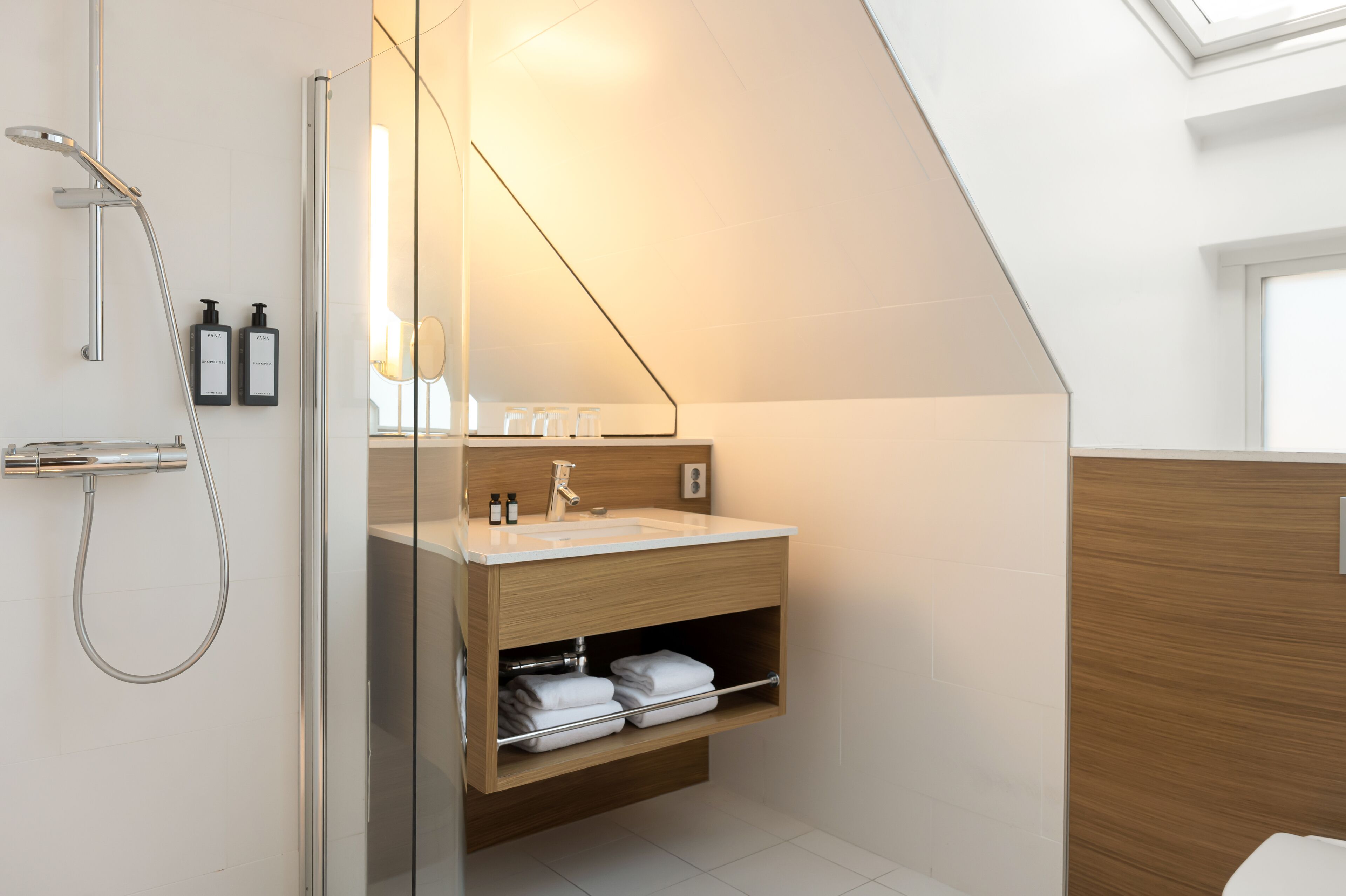 standard double room, 1 queen bed | bathroom | free toiletries, hair dryer, towels