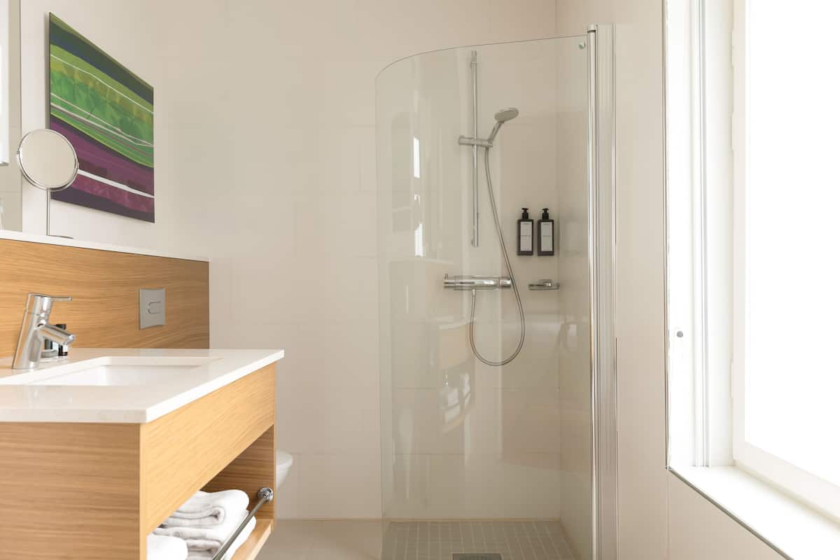 superior room | bathroom | free toiletries, hair dryer, towels