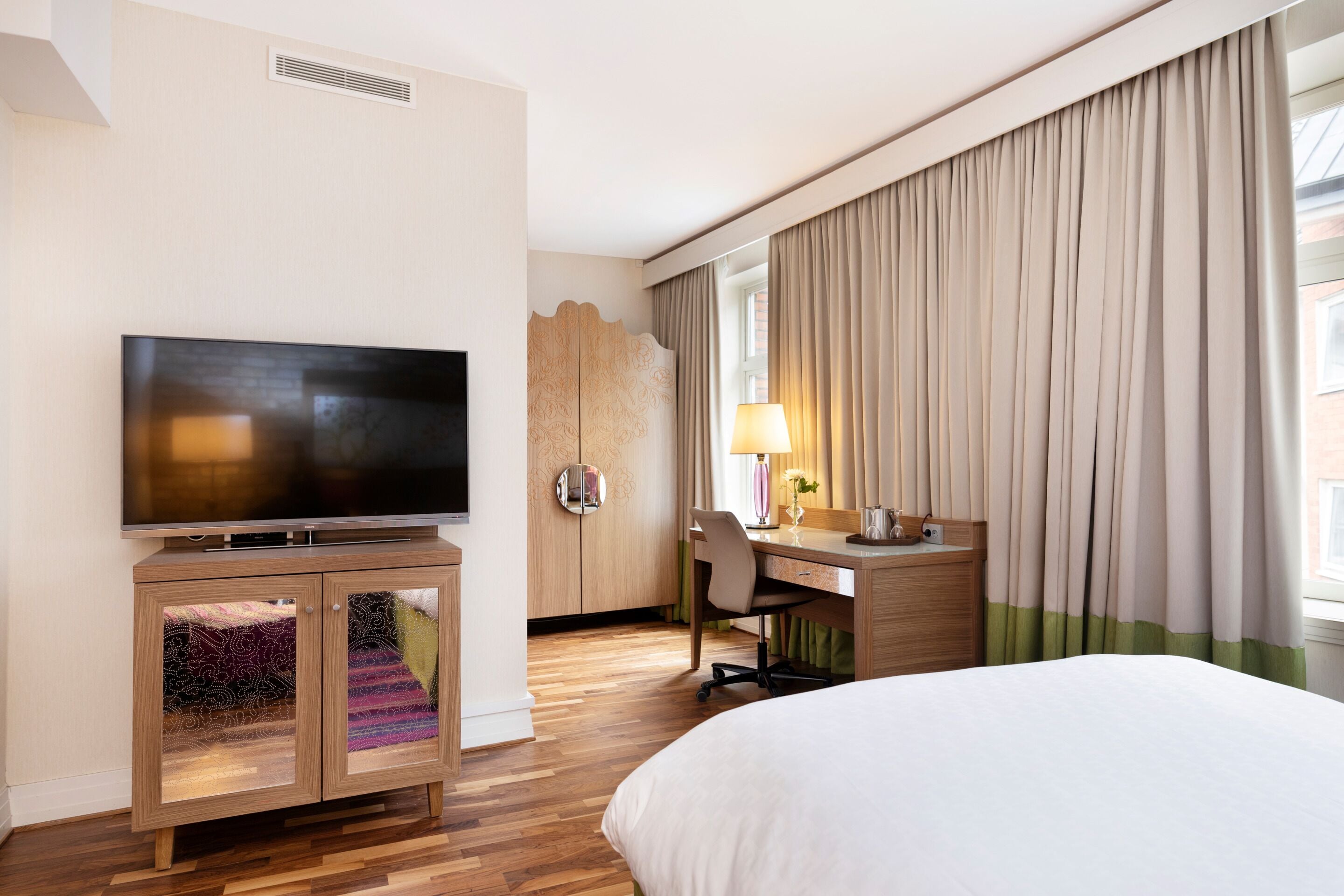 standard double room, 1 queen bed | minibar, in-room safe, desk, iron/ironing board